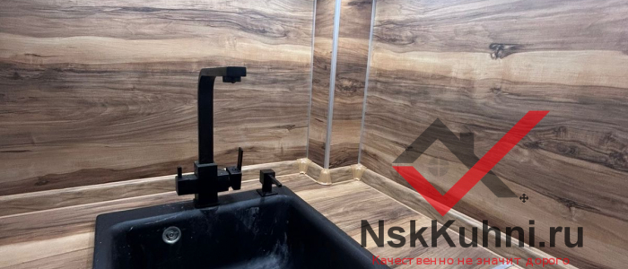 Белая кухня с фартуком под дерево image 2