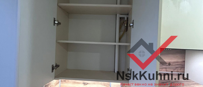 Белая кухня с фартуком под дерево image 3