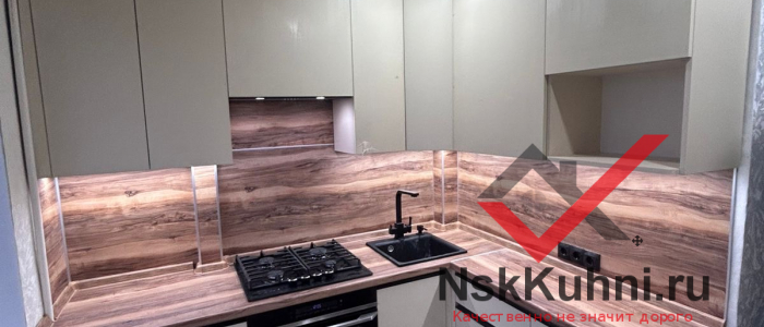 Белая кухня с фартуком под дерево image 4