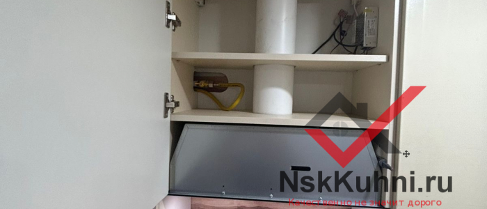 Белая кухня с фартуком под дерево image 5