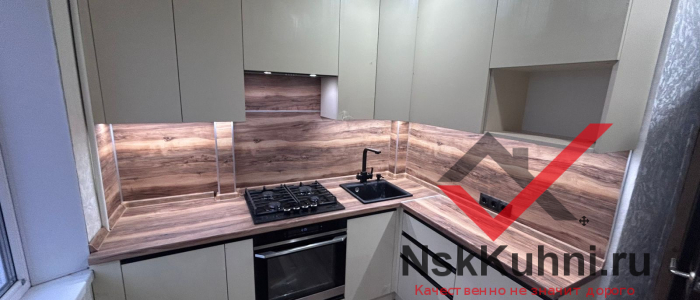 Белая кухня с фартуком под дерево image 6