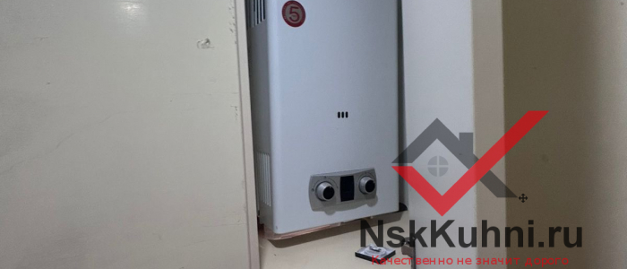 Белая кухня с фартуком под дерево image 7