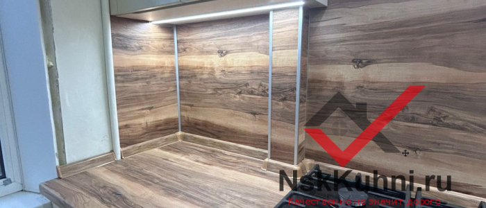 Белая кухня с фартуком под дерево image 9