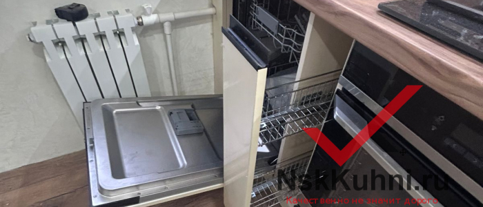 Белая кухня с фартуком под дерево image 1